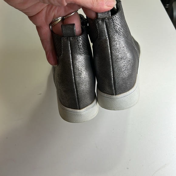 MIA GIRLS GRACEY METALLIC WEDGE SHOES PEWDER COLOR AND SIZE 1 GIRLS - Picture 3 of 13